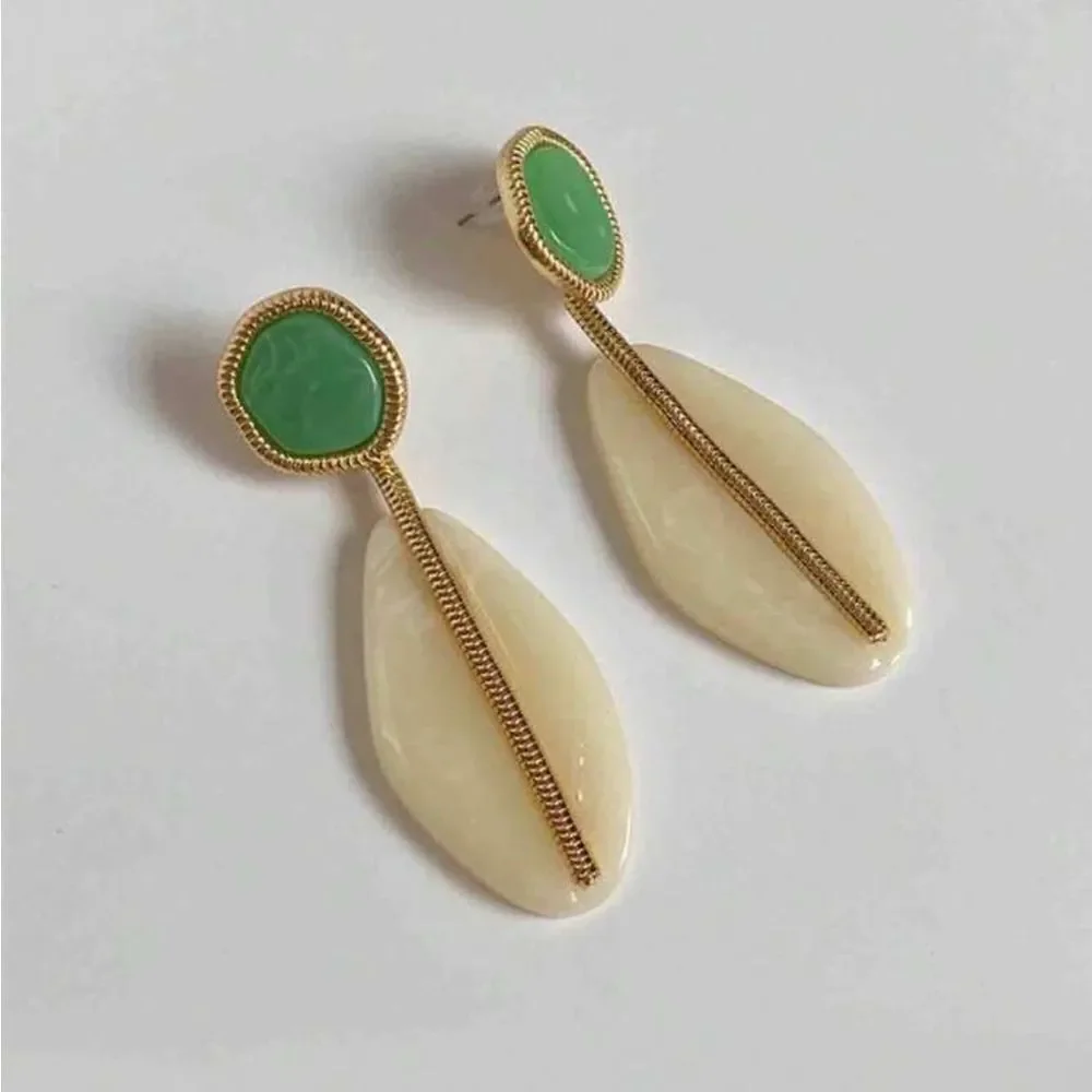 Elegant Green and White Drop Earrings N1488